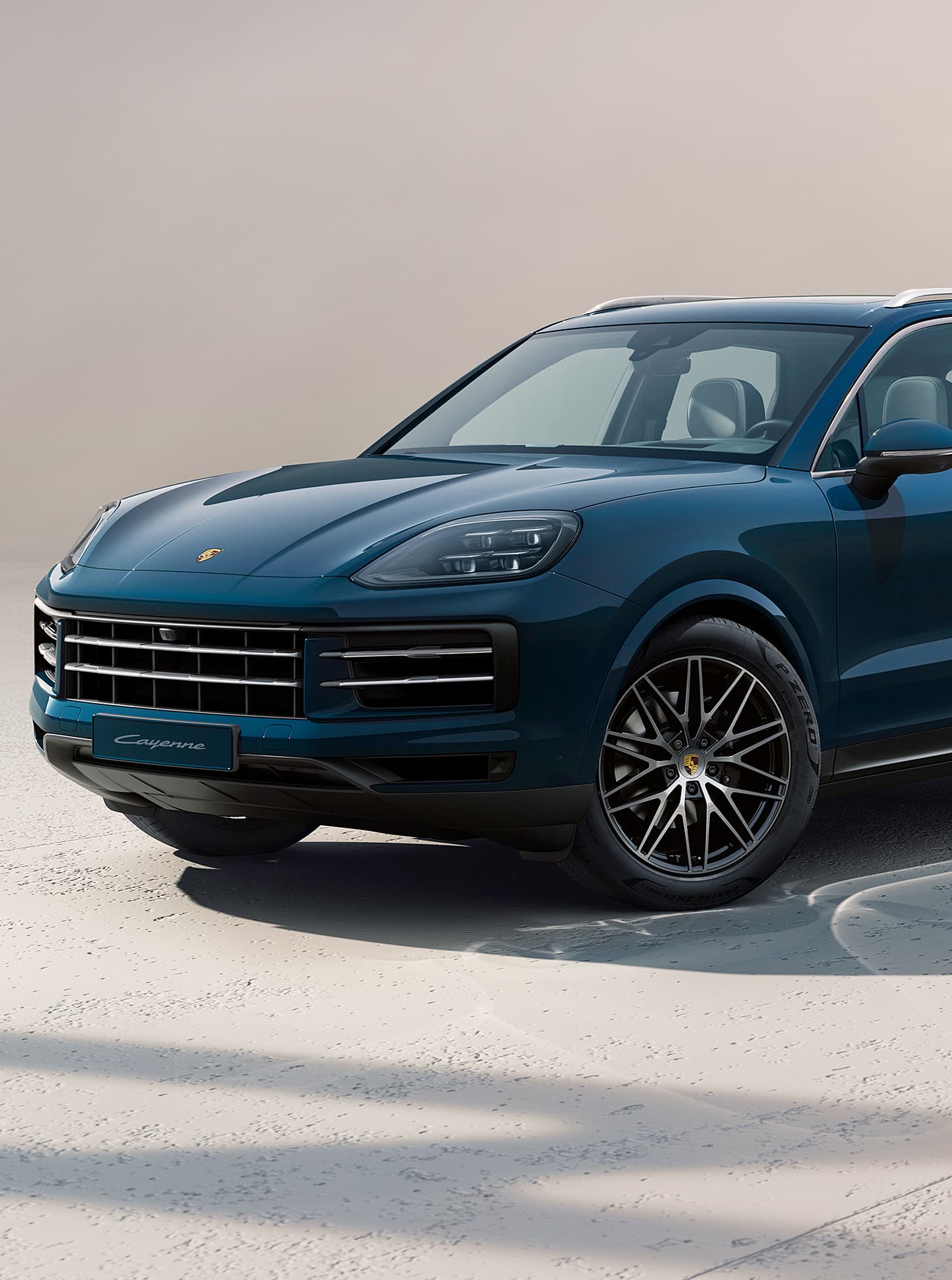 Un Porsche Cayenne qui roule sur une route ouverte.